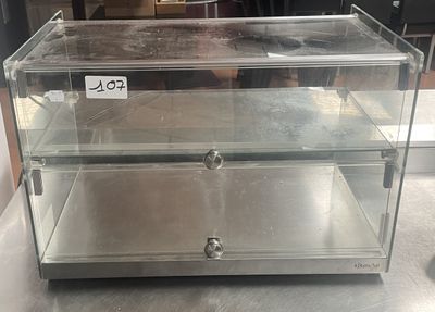 une vitrine en verre comportant trois tiroirs à l'intérieur