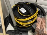 une photo d'un aspirateur et d'autres produits d'entretien posés sur un plan de travail