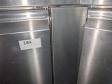 deux réfrigérateurs en acier inoxydable dans un coin de la cuisine