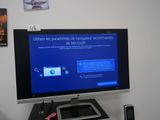 un écran d'ordinateur posé sur un bureau avec un clavier et une souris