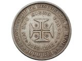 une vieille pièce d'argent sur laquelle figure une croix sur fond blanc