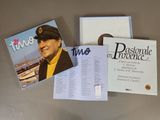 trois livres posés sur une table