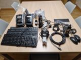 une table sur laquelle se trouvent un clavier, une souris et d'autres appareils électroniques