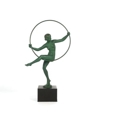 statue d'un homme tenant un cerceau dans ses mains