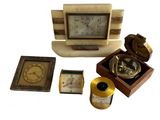 une horloge, un compas, une boîte et d'autres objets sur fond blanc