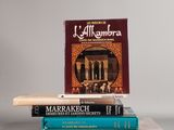 plusieurs livres sont empilés sur une table