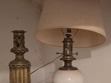 deux lampes posées sur une table