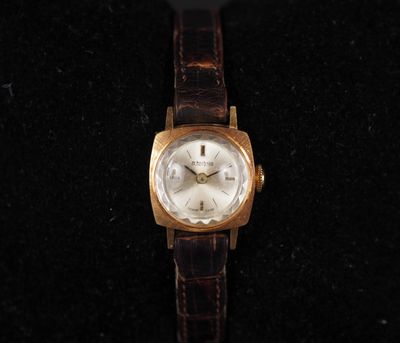 une photo d'une montre exposée dans une vitrine