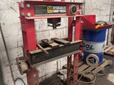 la photo d'une machine qui se trouve dans un garage