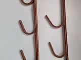 trois crochets fixés au mur et conçus pour ressembler à un arbre