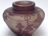 un vase en verre violet orné d'un motif floral