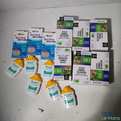 de nombreux types de crèmes solaires sur la table