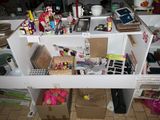 une étagère blanche sur laquelle sont posés plein d'objets