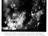 une photo en noir et blanc d'une photo en noir et blanc d'une station spatiale