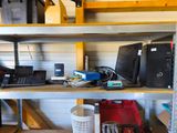 une étagère sur laquelle sont posés de nombreux équipements informatiques