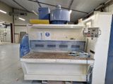 une machine qui se trouve à l'intérieur d'un bâtiment