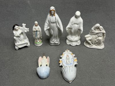 Cinq vierges et deux bénitiers en porcelaine.