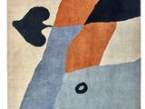 le tapis est multicolore et représente un oiseau