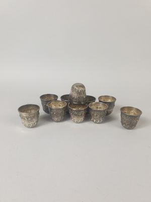 un ensemble de coupes en argent posées sur une surface blanche