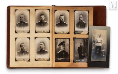 une vieille photo en noir et blanc représentant un groupe d'hommes en uniforme militaire