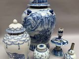 de nombreux vases et bocaux bleus et blancs sur la table