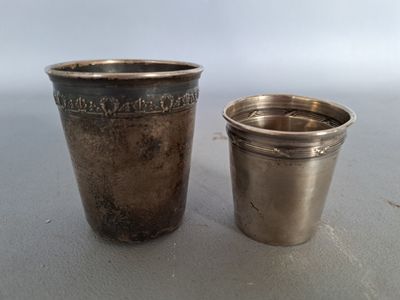 deux tasses posées l'une à côté de l'autre sur une table