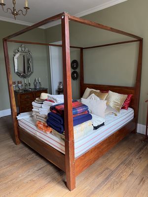 un lit à baldaquin au milieu d'une pièce
