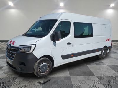 la camionnette blanche est garée sur un sol carrelé en damier