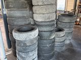 une grande quantité de pneus empilés les uns sur les autres dans un garage
