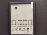 un Kindle posé sur une table