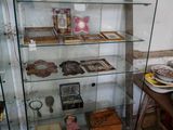 une vitrine contenant divers objets, dans une pièce