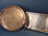 deux plateaux en argent posés l'un à côté de l'autre sur une table