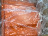 une boîte de carottes emballée dans du plastique et posée sur une table
