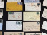 certaines vieilles lettres et enveloppes sont sur une surface noire