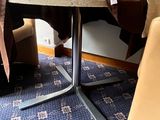 une table sur laquelle sont posés deux verres, dans un salon