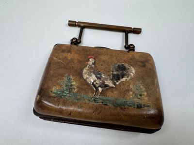 un sac à main marron sur lequel est peint un coq