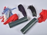 quatre couleurs différentes de plumes sur un fond blanc