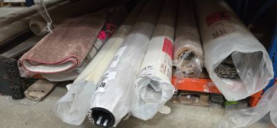 de nombreux rouleaux de plastique sur une étagère dans un entrepôt