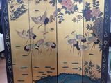 un paravent orné d'oiseaux et de fleurs