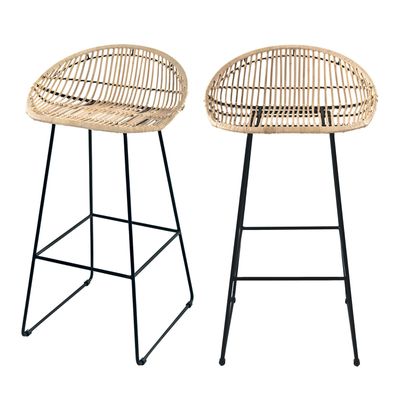 une paire de tabourets de bar en osier aux pieds noirs