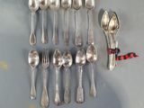 beaucoup de cuillères en argent et de cuillères à soupe sur la table
