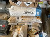 une pile de boîtes empilées les unes sur les autres