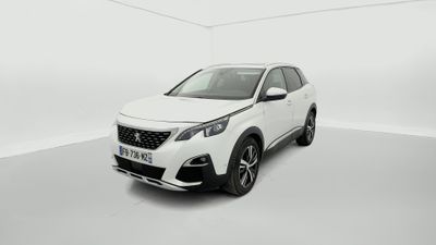 un SUV Peugeot blanc garé dans une pièce blanche