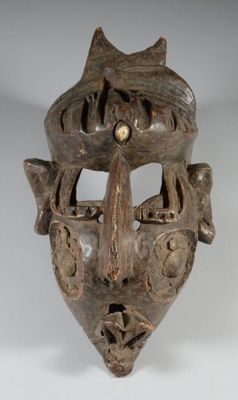 une image représentant un masque en bois sur un fond blanc
