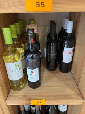 de nombreuses bouteilles de vin sur les étagères du magasin