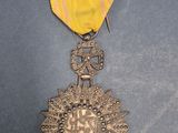 l'image d'une médaille ornée d'une étoile, sur un fond bleu