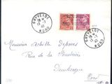 une vieille carte postale sur laquelle figurent deux timbres