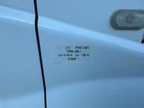 un autocollant sur le côté d'une voiture blanche