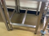 une table en métal sur laquelle est posé un sac