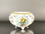 un bol blanc orné d'un motif floral, posé sur une table